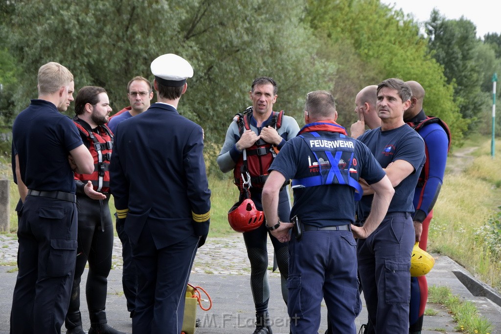 Uebung BF Taucher und Presse Koeln Zoobruecke Rhein P406.JPG - Miklos Laubert